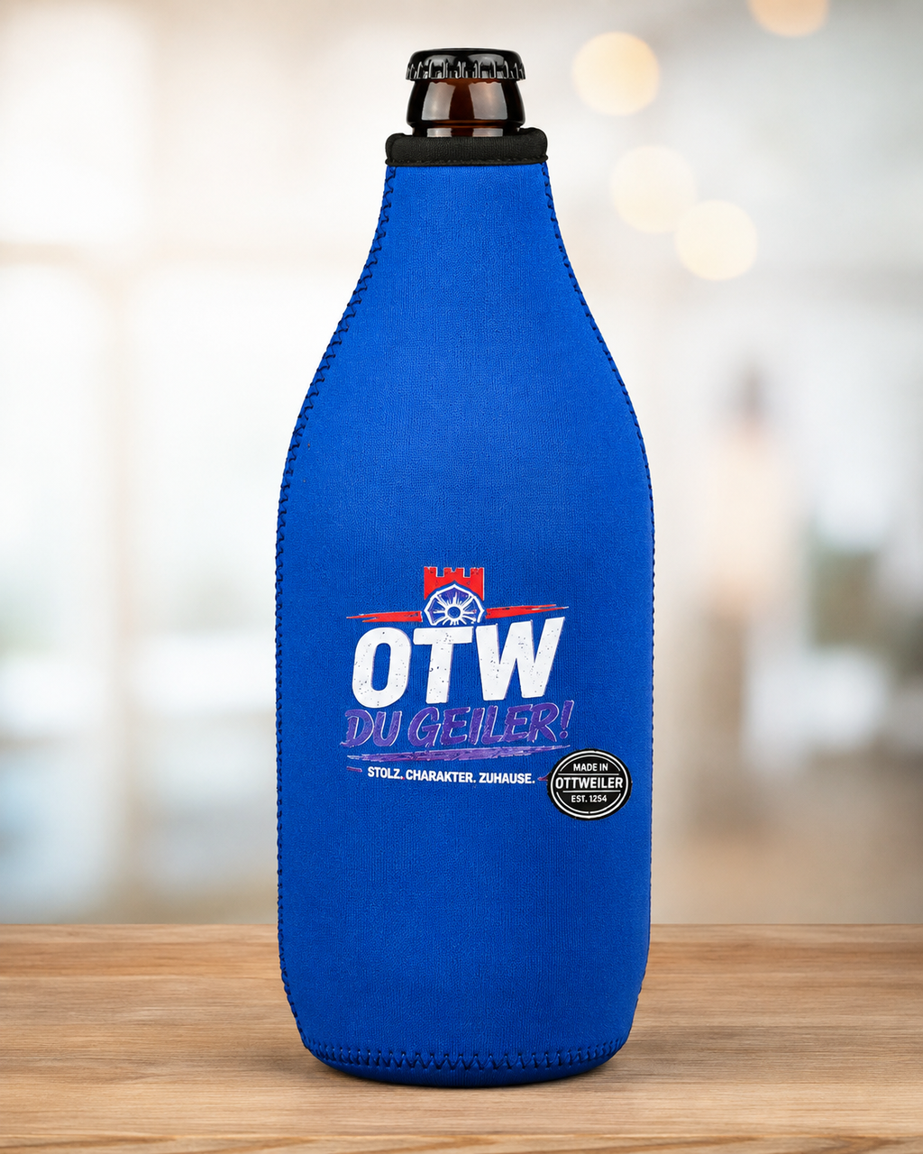 Blauer Neopren-Flaschenkühler mit Schriftzug „OTW DU GEILER!“ um eine Flasche