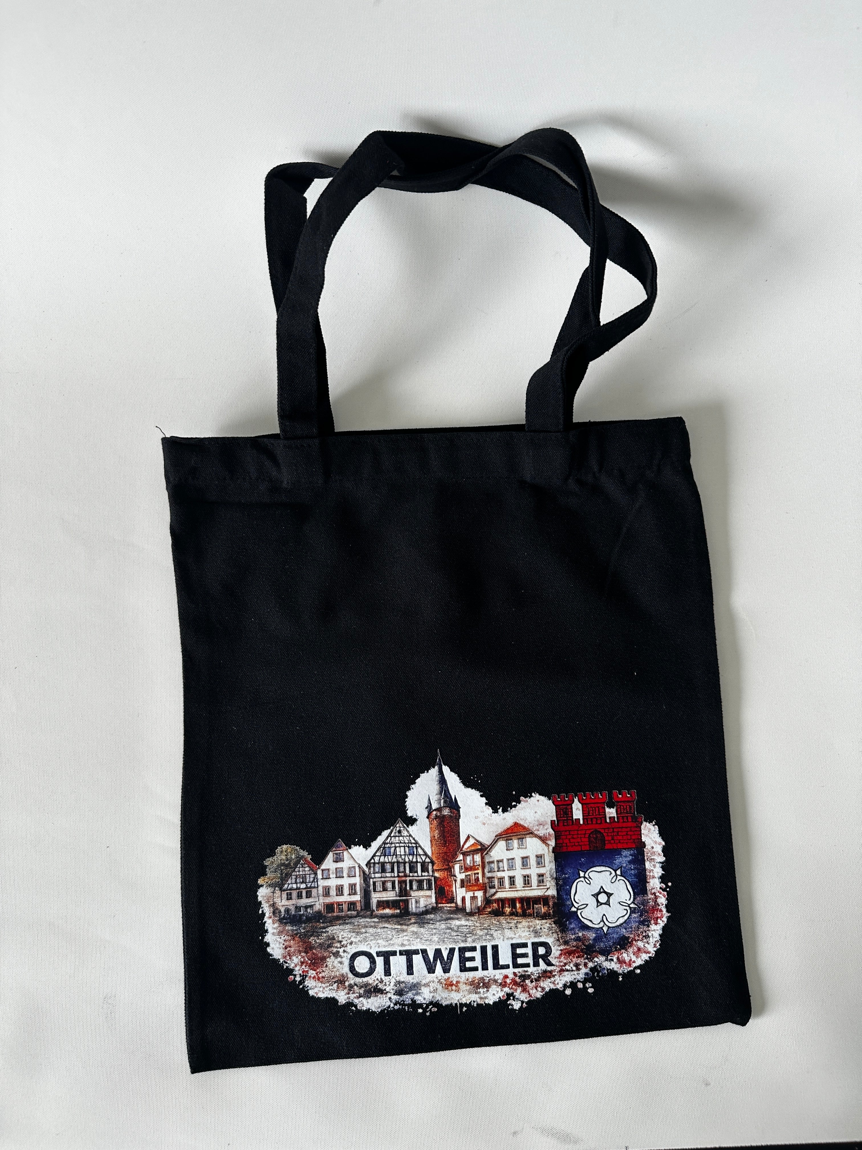 Schwarze Ottweiler Tragetasche mit farbigem Altstadtmotiv und Schriftzug „Ottweiler“