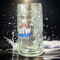 Gläserner Bierkrug mit blau-rotem Schriftzug „OTW DU GEILER!“