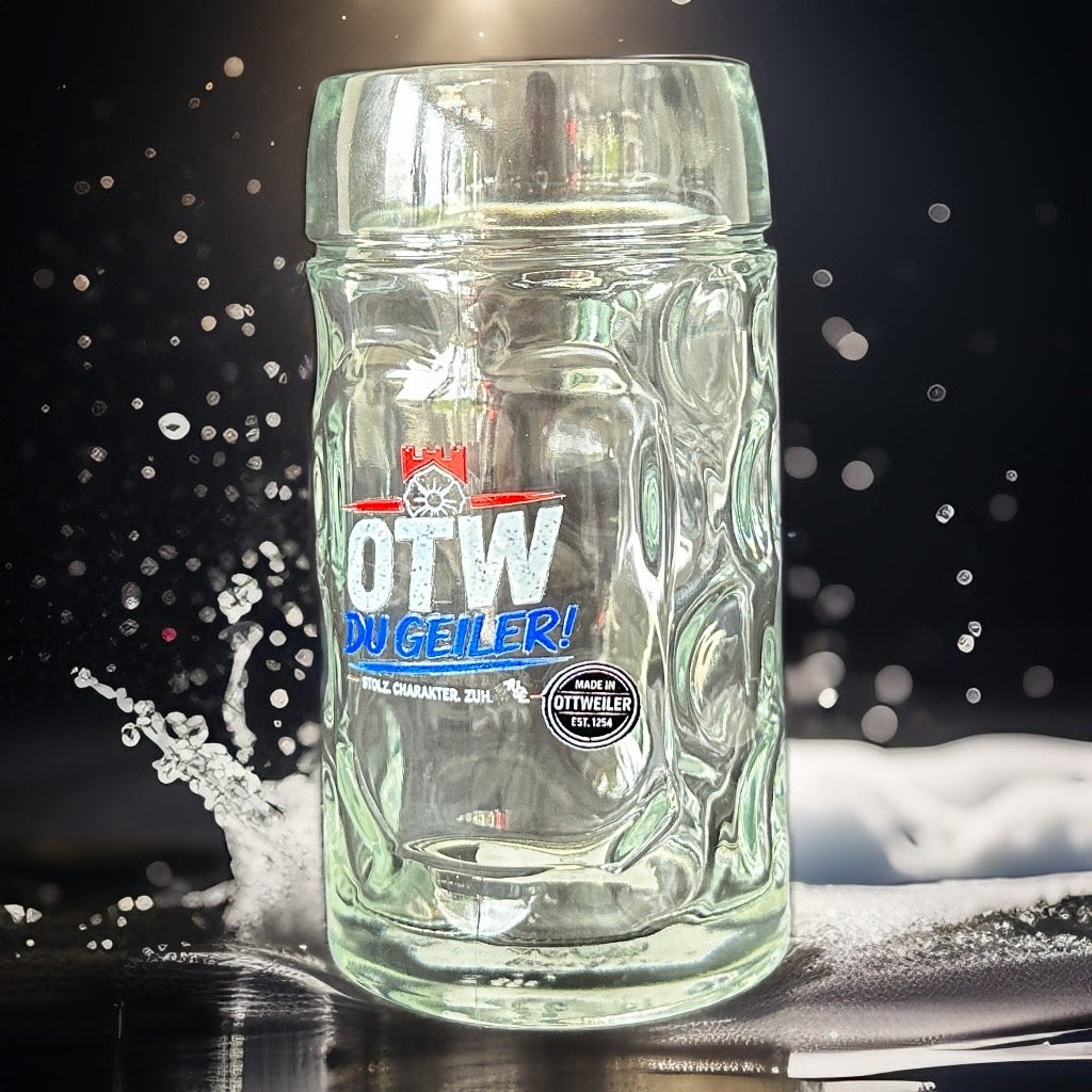 Gläserner Bierkrug mit blau-rotem Schriftzug „OTW DU GEILER!“