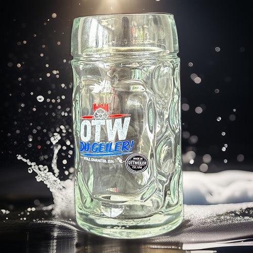 Gläserner Bierkrug mit blau-rotem Schriftzug „OTW DU GEILER!“