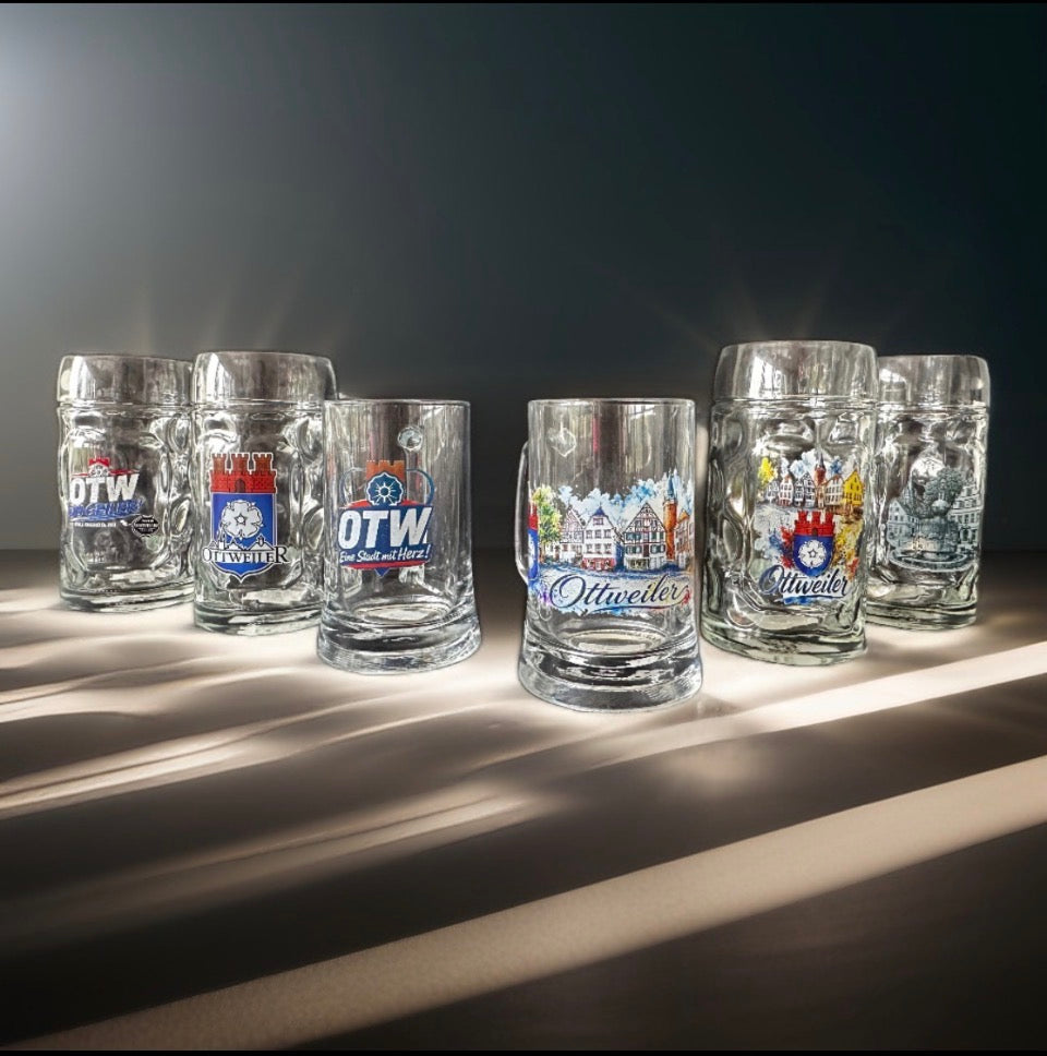 Sechs Ottweiler Biergläser mit verschiedenen Stadtmotiven im Sonnenlicht