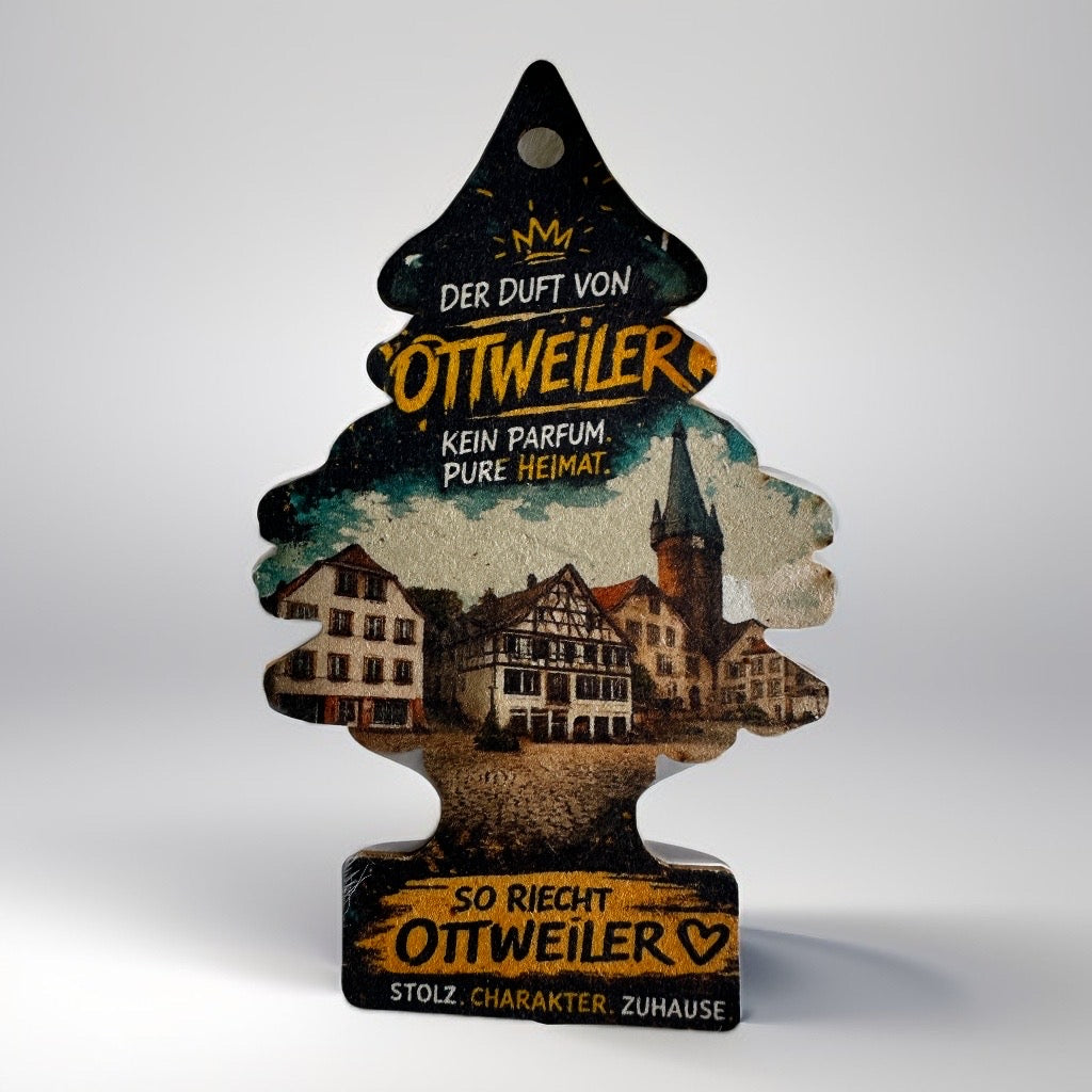 Duftbaum in Tannenbaumform mit Ottweiler-Altstadtmotiv und Schriftzug „Kein Parfum. Pure Heimat.“