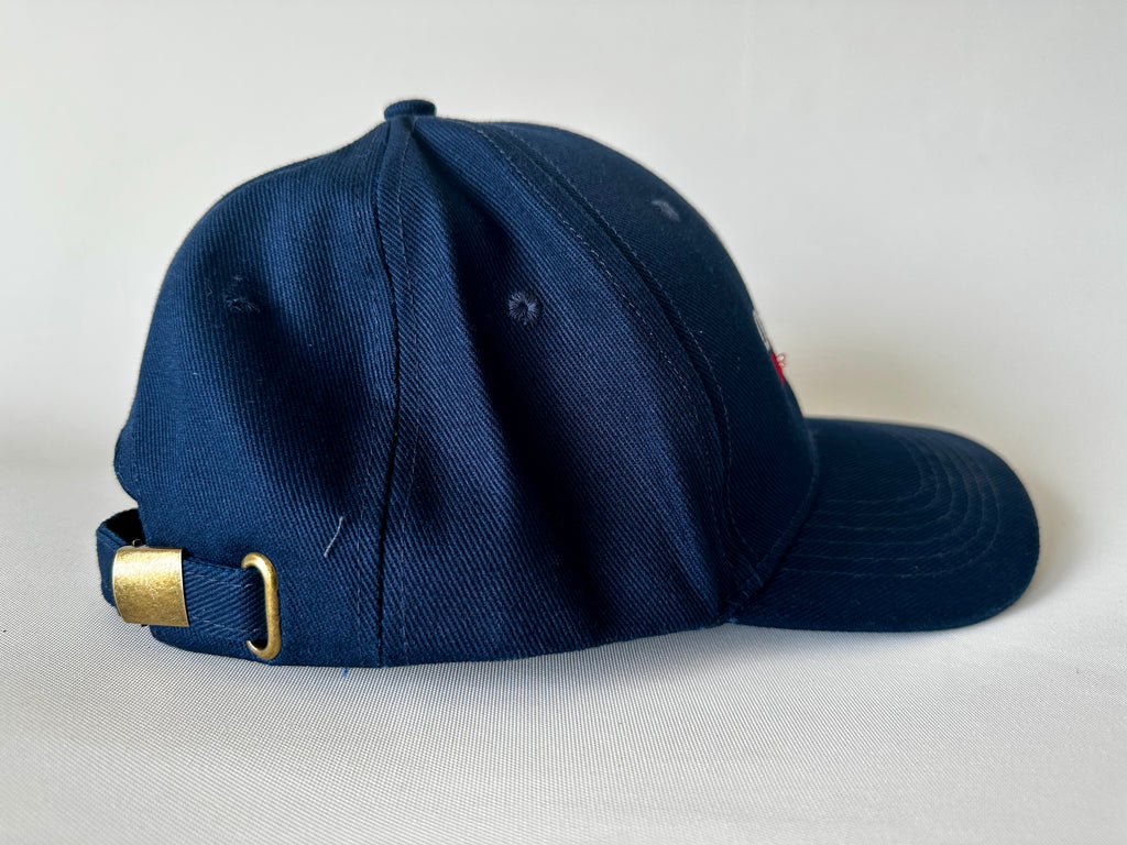 Seitenansicht der marineblauen Ottweiler Lieblingsmensch Cap mit verstellbarem Riemen und Metallschnalle hinten