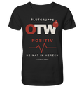 Schwarzes V-Neck Shirt mit Druck auf der Vorderseite: „Blutgruppe OTW positiv“ mit rotem Blutstropfen, Pulslinie und „Heimat im Herzen“